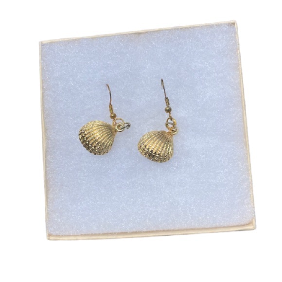 Maricopa Clay Oyster Plus Mother of Pearl Earrings - Picture 3 of 3